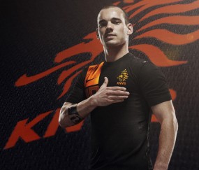 开云官方平台-跨界战神，当勇士铁蹄踏碎活塞，伦纳德在英超赛场接管争冠之战